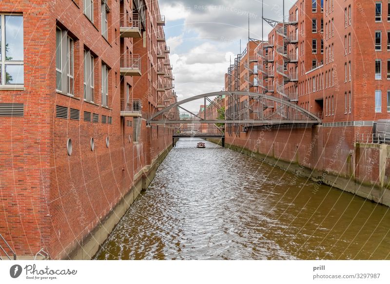 Speicherstadt in Hamburg Kultur Wasser Küste Brücke Bauwerk Gebäude Architektur Mauer Wand Fassade Wasserfahrzeug Backstein alt historisch rot Tradition