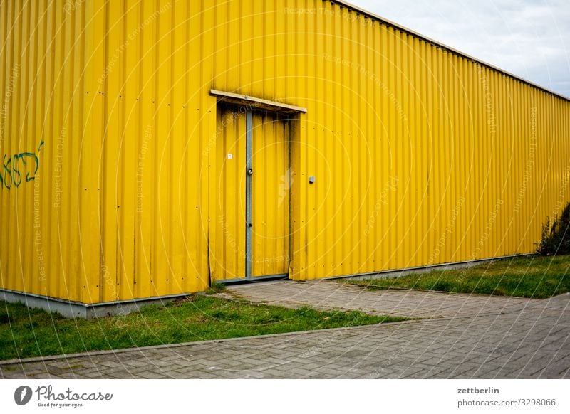 Gelbe Halle Lagerhalle Wellblech Blechdach Wellblechhütte Wellblechwand Tür Tor Eingang Ausgang Güterverkehr & Logistik Schuppen Lagerschuppen Garage