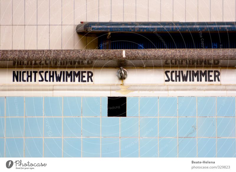 Geteilte Gesellschaft Wellness Schwimmen & Baden Freizeit & Hobby Fitness Sport-Training Wassersport Sportstätten Schwimmbad Stadt Gebäude Mauer Wand Stein alt