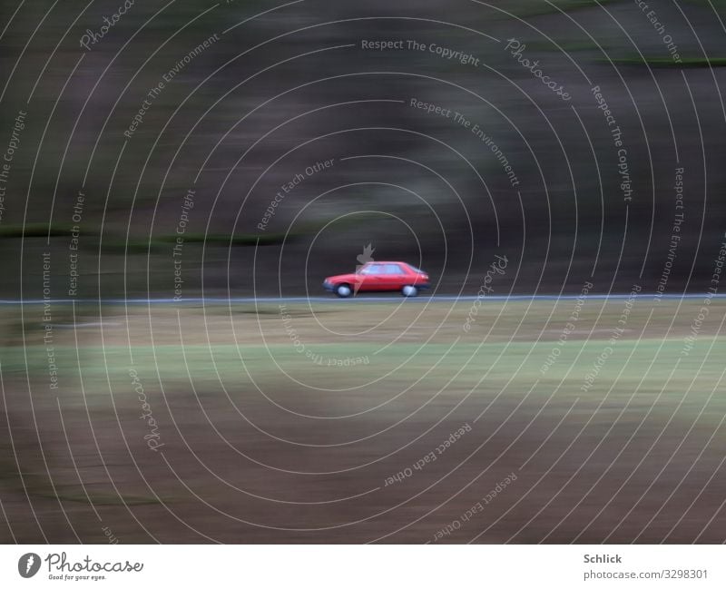 PKW Verkehr Verkehrsmittel Personenverkehr Autofahren Straße Fahrzeug braun grau grün rot Bewegung Waldrand Unschärfe klein eins Zentrum zentriert Farbfoto