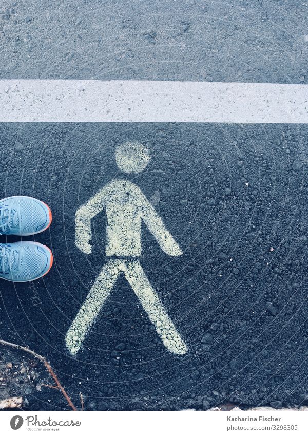 the walk III Straße Wege & Pfade Verkehrszeichen Verkehrsschild Stein Beton Zeichen Schilder & Markierungen Hinweisschild Warnschild Graffiti gehen stehen gelb