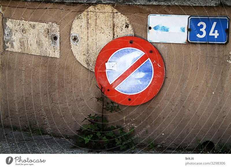 Schiebung Stadt Mauer Wand Fassade Verkehr Straßenverkehr Verkehrsunfall Zeichen Ziffern & Zahlen Schilder & Markierungen Hinweisschild Warnschild