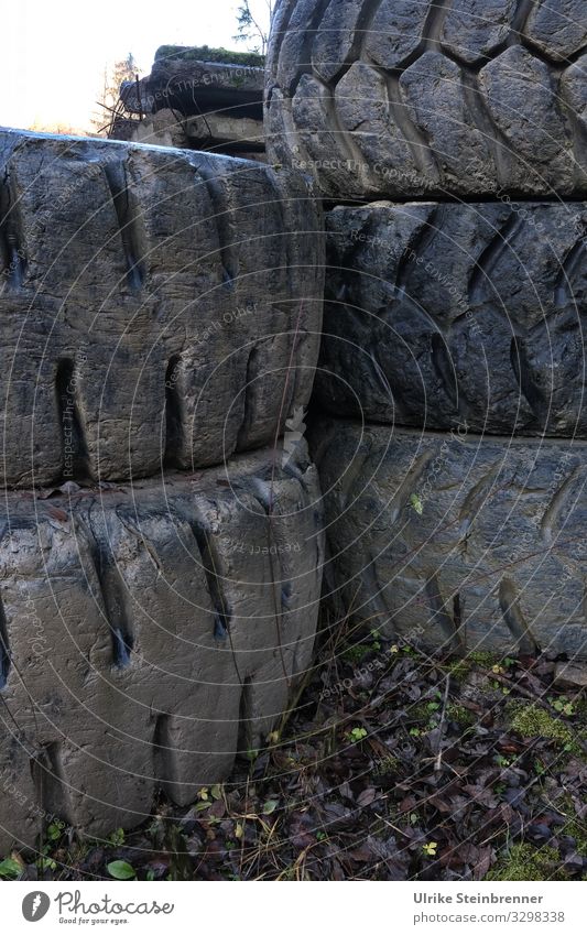 Alte ausrangierte LKW-Reifen Umwelt Verkehr Verkehrsmittel Güterverkehr & Logistik Lastwagen alt liegen dreckig dunkel groß schwarz Senior Business