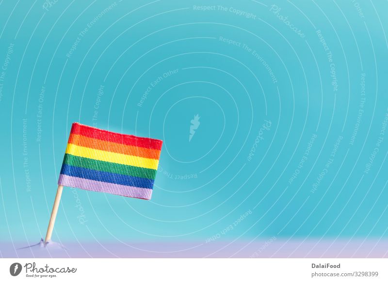 LGBT-Flagge aus einem Berg (Konzept) Berge u. Gebirge Homosexualität Himmel Fahne blau Zukunft Hintergrund Transparente farbenfroh Entwurf Konzept erscheint