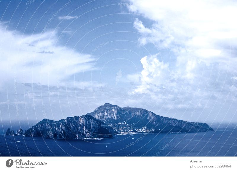 eine Insel mit zwei Bergen Wolken Landschaft Horizont Fernweh Schönes Wetter verheißungsvoll Sehnsucht südländisch diesig dunstig Himmel Erholung Freiheit Ferne