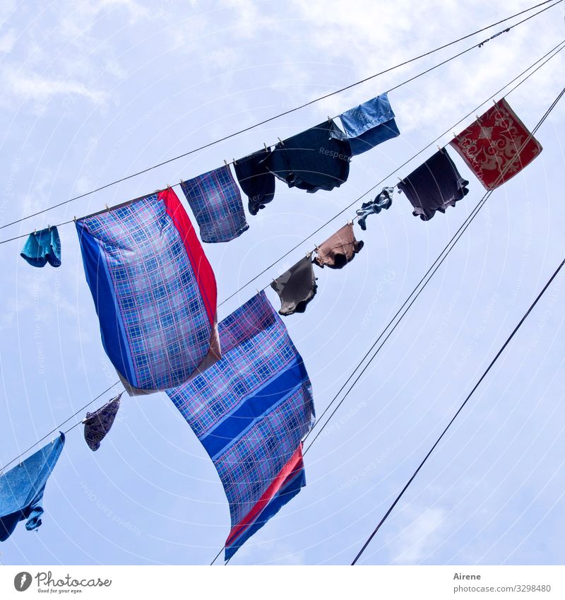 Bettenwechsel Häusliches Leben Wäscheleine Wäsche waschen Bettwäsche Himmel nur Himmel Schönes Wetter Wind Neapel hängen Duft oben trocken blau mehrfarbig