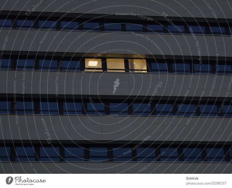 Nachtarbeit Büro Beleuchtung Neonröhre Kunstlicht Menschenleer Hochhaus Fenster Arbeit & Erwerbstätigkeit blau gelb schwarz Einsamkeit Stadt Bürogebäude detail