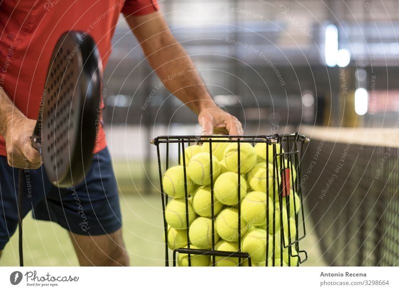 Der Lehrer Spielen Sport Ball Mann Erwachsene Hand stehen Padel Paddeltennis Schulklasse Training Netz Remmidemmi Paddel-Tennis Aktion Werfen Spieler üben