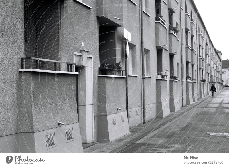 Stadtlandschaft Haus Balkon Fenster Tür Straße Wege & Pfade trist Reihenhaus Wohnsiedlung Stadtteil Wohngebiet Nachbarhaus Fassade Eingangstür Architektur