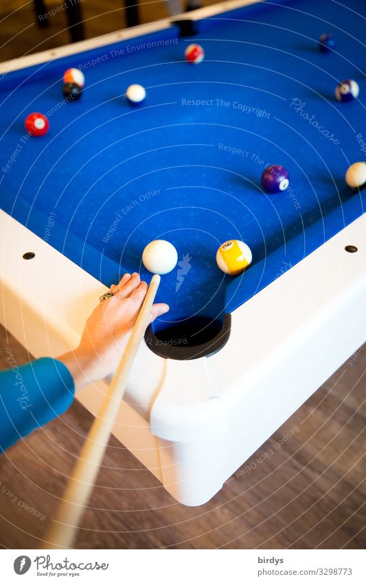 Pool Billard Freizeit & Hobby Spielen 1 Mensch Billardkugel Billardtisch Poolbillard authentisch positiv blau weiß Freude Zusammensein Entschlossenheit Farbe