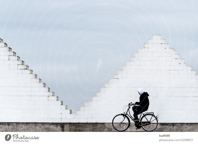 Stadtpyramide und Radler Fahrradfahren Mensch 1 Bauwerk Mauer Wand Treppe Verkehrsmittel Verkehrswege Brücke Bewegung entdecken Sport ästhetisch sportlich