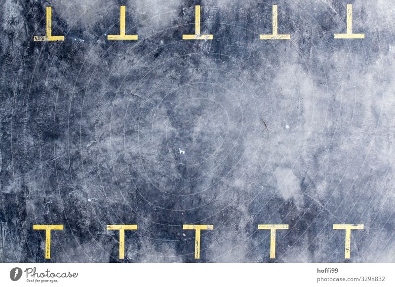 Parkfläche mit gelben Markierungen von oben Parkplatz Verkehrswege Autofahren Straße Wege & Pfade ästhetisch authentisch dreckig modern grau Beginn