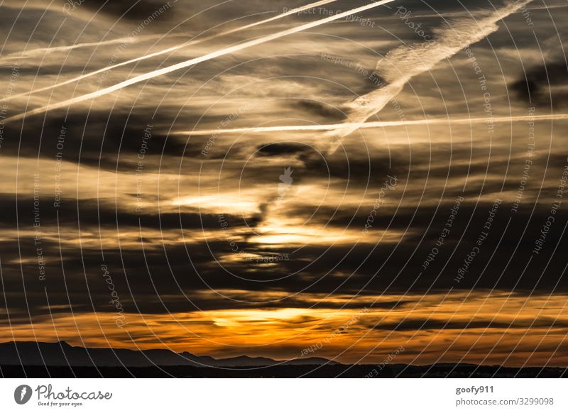 Der Himmel brennt Ferne Freiheit Sonne Umwelt Natur Landschaft Wolken Horizont Sonnenaufgang Sonnenuntergang Sonnenlicht Berge u. Gebirge glänzend genießen