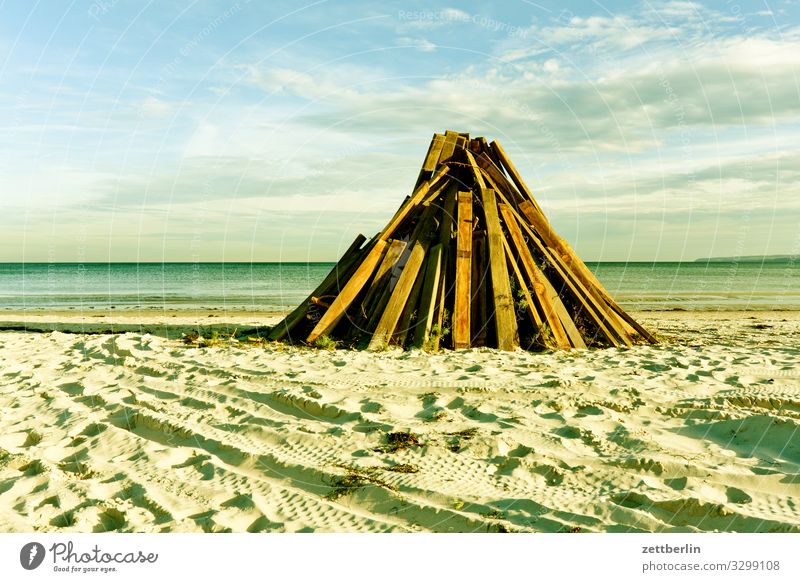 Feuer am Strand Insel Küste Landschaft Mecklenburg-Vorpommern Meer Menschenleer Ostsee Rügen Textfreiraum Ferien & Urlaub & Reisen Wellen Horizont Ferne Holz