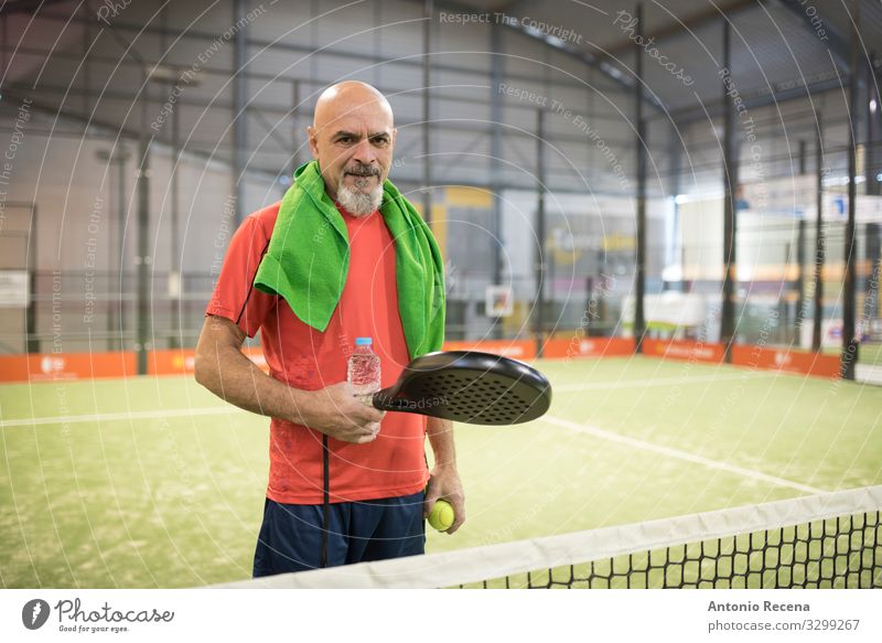 Schläger-Chef trinken Spielen Sport Mensch Mann Erwachsene Glatze Vollbart alt Senior Paddeltennis Training Padel Sportler reif 50s 60s Aktion Arabien Ball