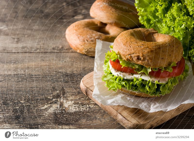 Gemüse-Bagel-Sandwich auf Holztisch Belegtes Brot Lebensmittel Gesunde Ernährung Foodfotografie Mahlzeit Tomate Mozzarella Salat Kopfsalat Käse Snack