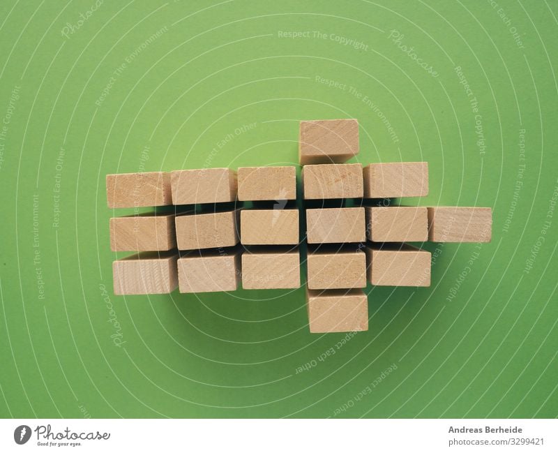 Arrow shape with wooden blocks on green Business Pfeil retro Erfolg Fortschritt Ziel strategy plan success process arrow structure Image simplicity color