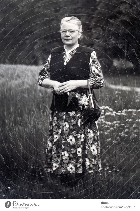 Blumenkind feminin Frau Erwachsene 1 Mensch Schönes Wetter Baum Park Wiese Kleid Weste Tasche Brille blond beobachten festhalten Blick stehen warten Wachsamkeit