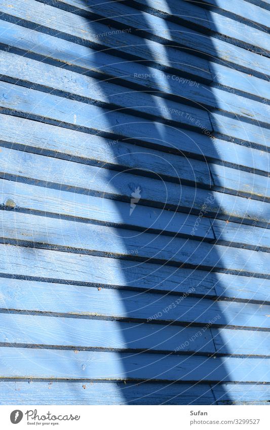 Schatten Holzwand Umwelt Baum Hütte Bauwerk Ferienhaus eckig einfach Spitze blau ruhig Natur Ferien & Urlaub & Reisen Holzgestell Farbfoto Außenaufnahme