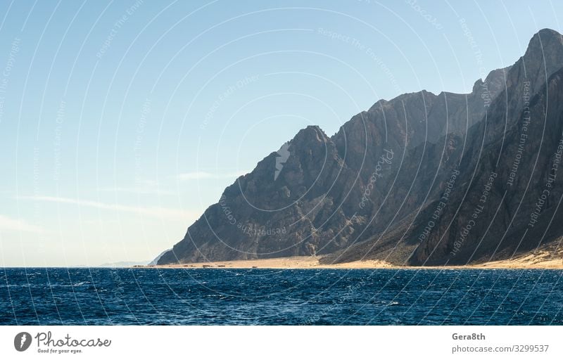 felsige Küste des Roten Meeres in Ägypten Ferien & Urlaub & Reisen Tourismus Sommer Strand Insel Wellen Berge u. Gebirge Natur Landschaft Himmel Wolken Horizont