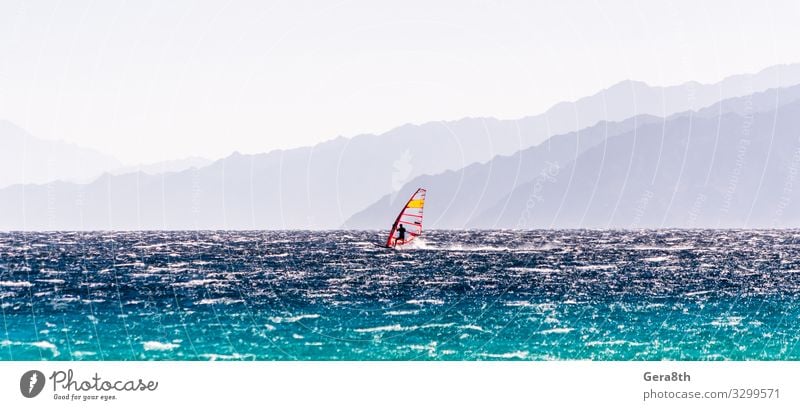 Surfer reitet vor dem Hintergrund hoher Berge in Ägypten Dahab Freude Ferien & Urlaub & Reisen Tourismus Sommer Meer Wellen Berge u. Gebirge Entertainment Sport