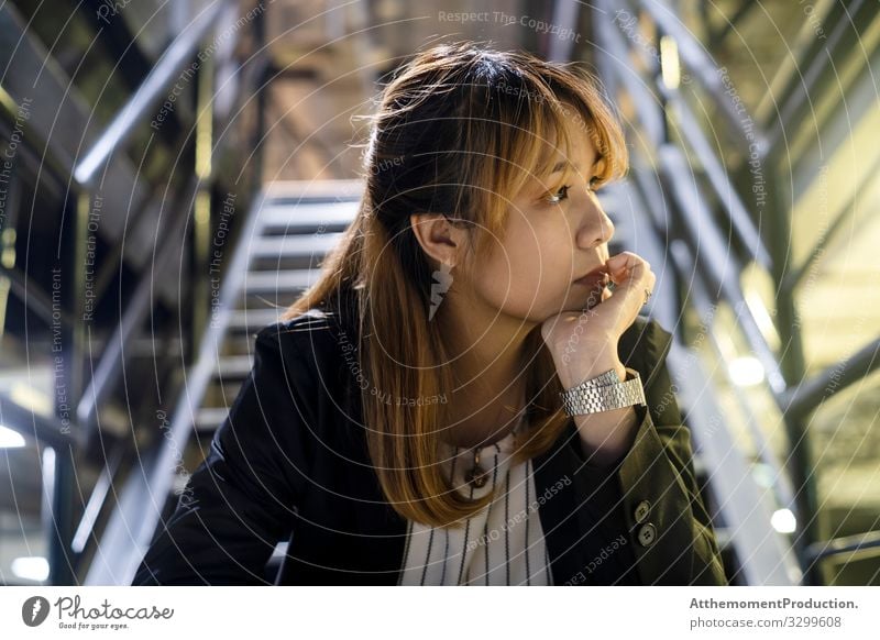 Sei geistesabwesend auf der Treppe. Lifestyle Stil schön ruhig Ferien & Urlaub & Reisen Feierabend Mensch Frau Erwachsene Mode Anzug Jacke Turnschuh warten