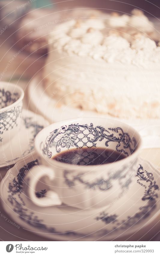 Bei den Großeltern zu Besuch Lebensmittel Kuchen Ernährung Kaffeetrinken Getränk Heißgetränk Geschirr Tasse Reichtum elegant Stil Wohnung retro Kitsch Farbfoto