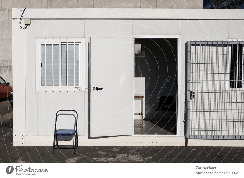 Platz an der Sonne Arbeitsplatz Güterverkehr & Logistik Funchal Gebäude Container Fenster Tür Stuhl Klappstuhl Gitter warten eckig trist grau weiß Sicherheit