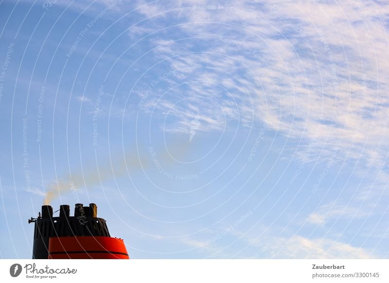 Roter Schornstein vor blauem Himmel Ferien & Urlaub & Reisen Kreuzfahrt Technik & Technologie Wolken Schifffahrt Kreuzfahrtschiff Rauchen bedrohlich maritim rot