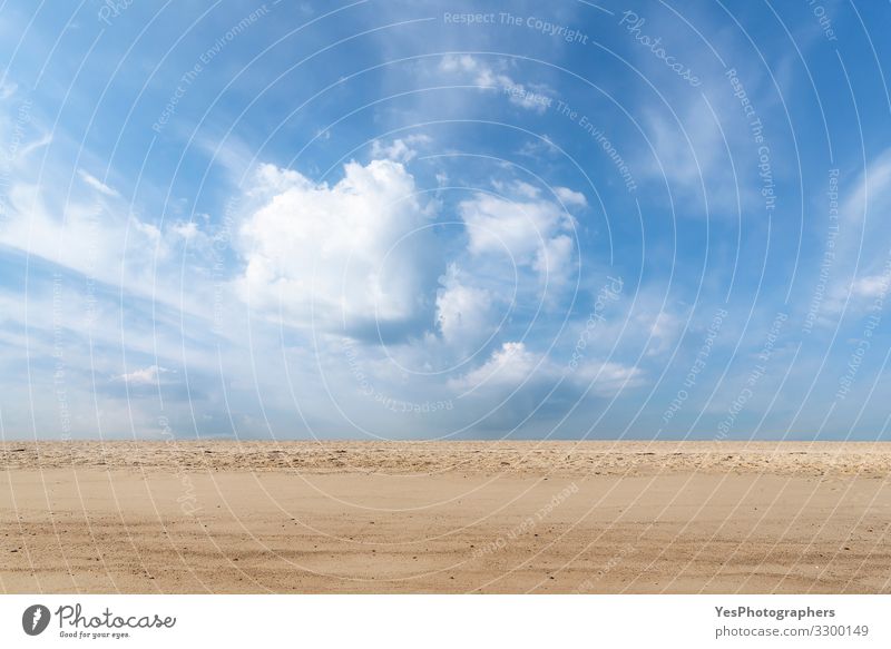 Strand und Wolkenlandschaft. Sonniger Sommerstrand auf der Insel Sylt Ferien & Urlaub & Reisen Landschaft Sand Horizont Klimawandel Schönes Wetter Nordsee Glück