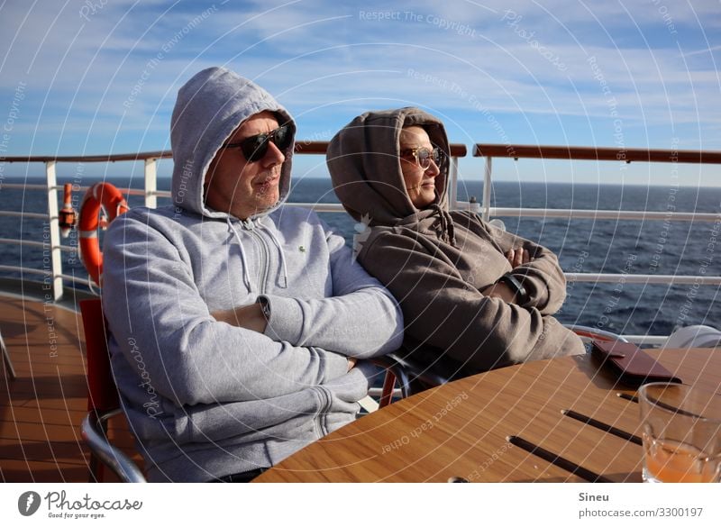 Hoodie-Couple Zufriedenheit Erholung Ferien & Urlaub & Reisen Tourismus Ferne Kreuzfahrt Sonne Frau Erwachsene Mann Partner 2 Mensch 45-60 Jahre