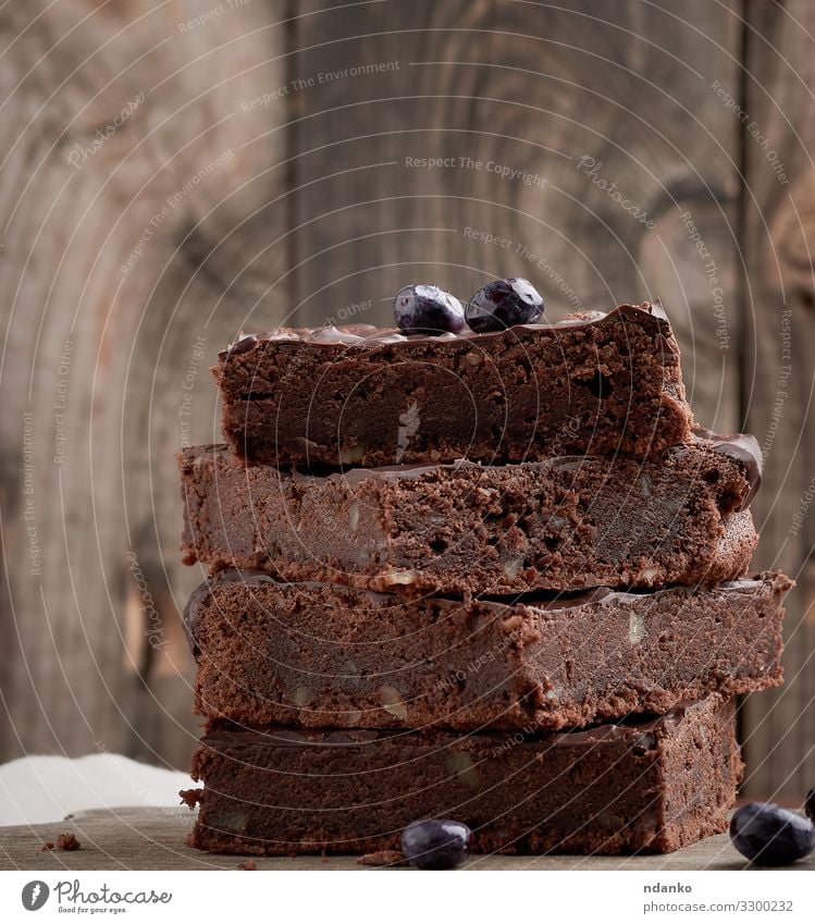 Brownie-Schokoladenkuchen mit Walnüssen Kuchen Dessert Süßwaren Ernährung Essen Kakao Tisch Holz dunkel frisch lecker braun schwarz Tradition Stapel Pasteten