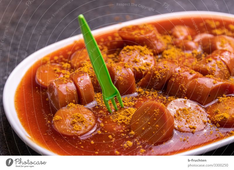 Currywurst Lebensmittel Wurstwaren Ernährung Fastfood Geschirr Teller Gabel Gesunde Ernährung Essen ungesund Würzig Teile u. Stücke Saucen Deutschland Speise