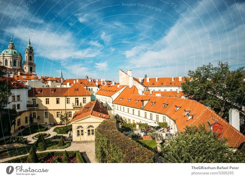 Prag Stadt Hauptstadt blau orange weiß Himmel Wolken Dach Garten Kirche Tschechien Haus Bauwerk Tourismus Städtereise Farbfoto Außenaufnahme Menschenleer