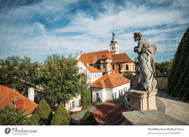 Prag Stadt Hauptstadt blau orange weiß Himmel Wolken Dach Statue Skulptur Kirche Tschechien Garten Tourismus Farbfoto Außenaufnahme Menschenleer