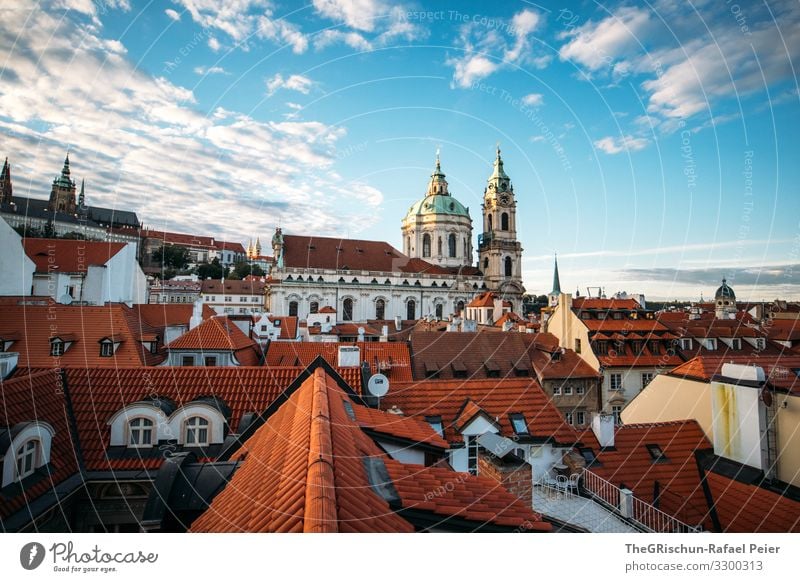 Prag über den Dächern Stadt Hauptstadt blau orange weiß Tschechien Kirche Dach Haus Aussicht Himmel Dämmerung Wolken Fenster Städtereise Farbfoto Außenaufnahme