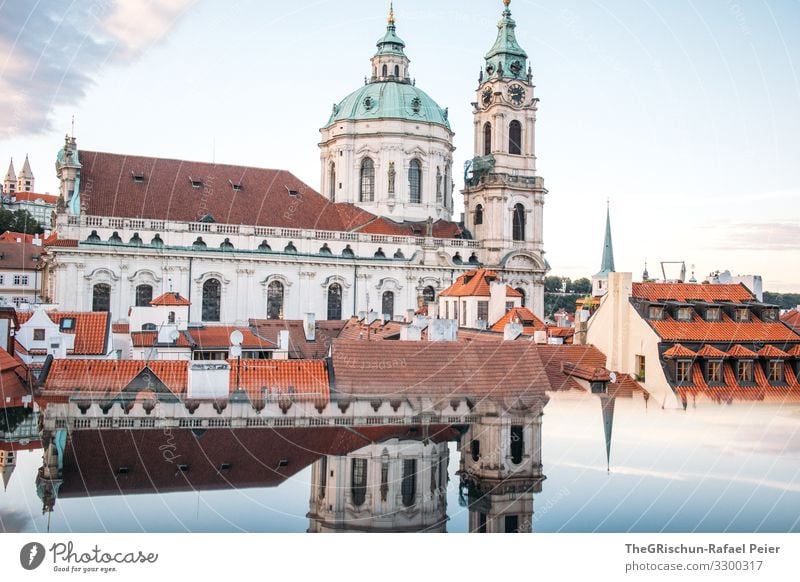 Prag Stadt Hauptstadt blau orange weiß Kirche Haus Reflexion & Spiegelung Bauwerk Tschechien Städtereise Himmel Farbfoto Außenaufnahme Menschenleer