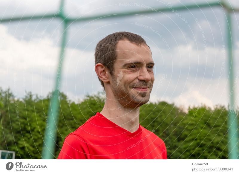 Portrait von jungem Sportler Lifestyle Freizeit & Hobby Fußballplatz Mensch Mann Erwachsene 1 30-45 Jahre Bewegung portrait lächeln draussen sportler fussball