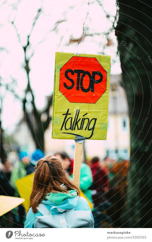 STOP TALKING Lifestyle Veranstaltung Bildung Wissenschaften Technik & Technologie Energiewirtschaft Energiekrise Junge Frau Jugendliche Erwachsene Leben Rücken