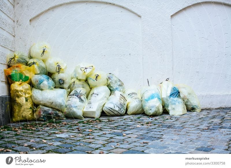 Gelber Sack Abfall Müll Lifestyle kaufen Reichtum Häusliches Leben Wohnung Müllsack Müllabfuhr Müllentsorgung Müllmann Stadt Menschenleer Haus Stress Dekadenz