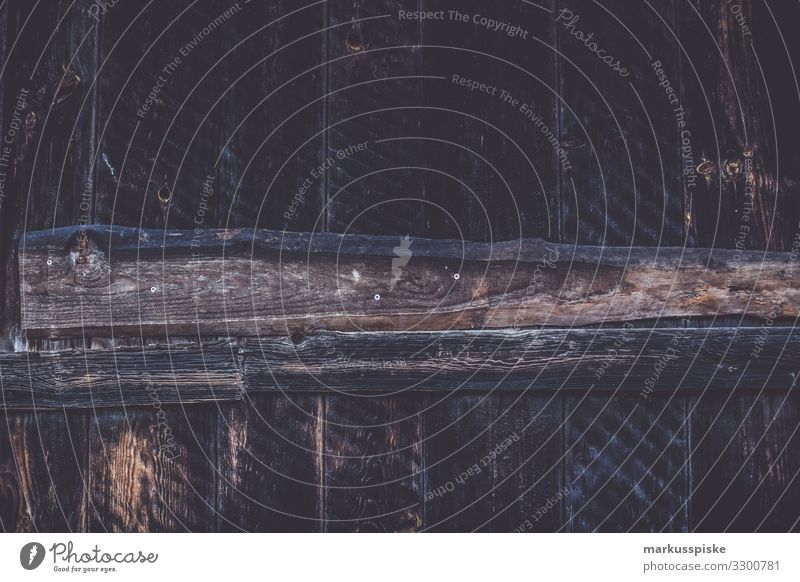 Verwittertes Holz Haus Hütte Bauwerk Gebäude Architektur Holzhütte Scheune Scheunentor authentisch Verfall Vergangenheit Vergänglichkeit verwittert