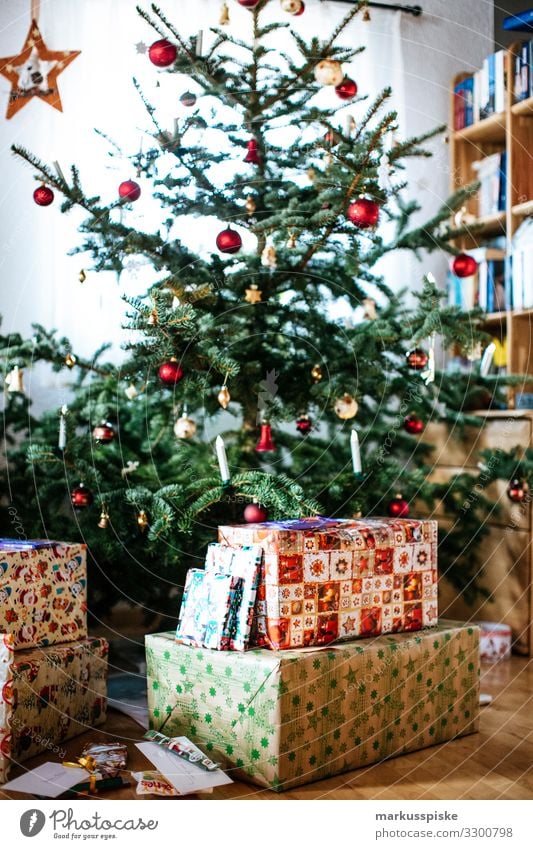 Weihnachtsbaum mit Geschenken Lifestyle Reichtum Freude Glück Häusliches Leben Wohnung Raum Wohnzimmer Feste & Feiern Weihnachten & Advent Großeltern Senior