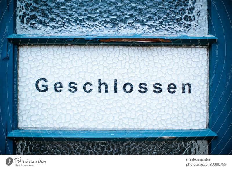 Geschlossen Lifestyle Zeichen Schriftzeichen Ziffern & Zahlen Schilder & Markierungen geschlossen Tür Glas lesen Farbfoto Außenaufnahme Menschenleer