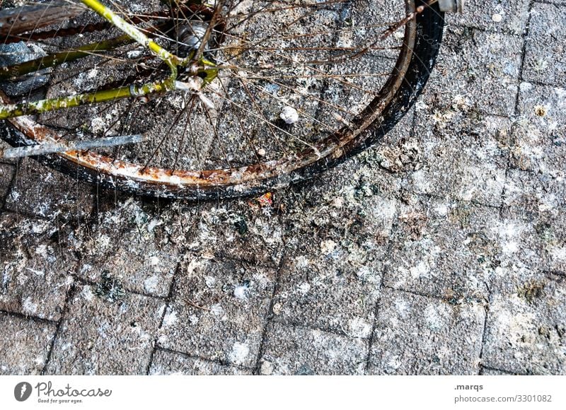 Beschissenes Fahrrad hinterrad Mobilität vogelkacke Bodenbelag dreckig Rad parken beschissen