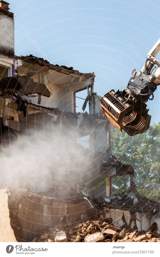 Dekonstruktion Demontage Baustelle Gebäude Ruine Bauschutt Mauer Wand Kraft Abriss Bagger Konstruktion Maschine Himmel Wandel & Veränderung Verfall Fassade