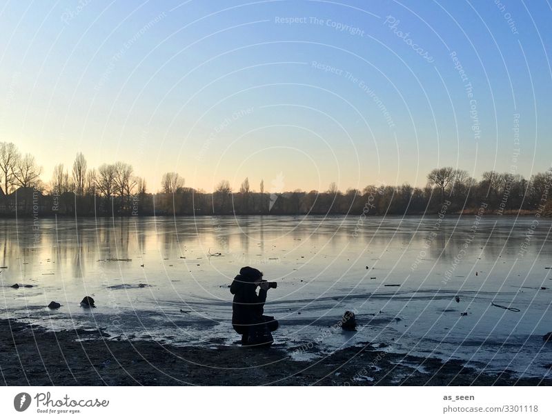 Am See Fotokamera Frau Erwachsene 1 Mensch Umwelt Natur Landschaft Wasser Himmel Herbst Winter Schönes Wetter Eis Frost Seeufer Flussufer Blick blau schwarz