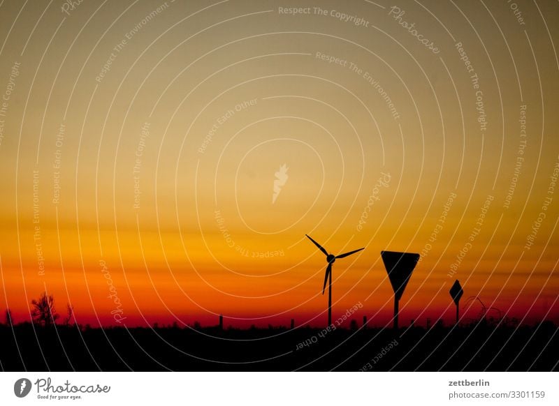 Windrad und Verkehrsschilder Dorf Dämmerung Ferne Horizont Landschaft Mecklenburg-Vorpommern Menschenleer Ostsee Rügen Sonne Sonnenuntergang Textfreiraum