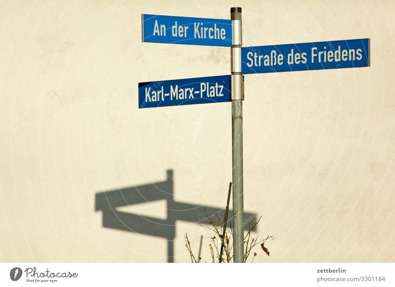 Friedliche Koexistenz Stadt Dorf Straße Straßennamenschild Wegweiser Wegekreuz Stadtplan lage Orientierung Religion & Glaube Kommunismus Ideologie nebeneinander