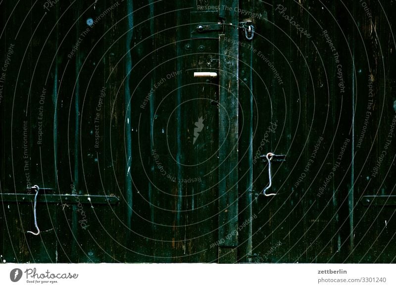 Schwarzes Tor Dorf Fischerdorf Insel Küste Mecklenburg-Vorpommern Ostsee Rügen Scheunentor Tür Eingang Ausgang Griff Haken Holz Holzbrett schwarz geschlossen