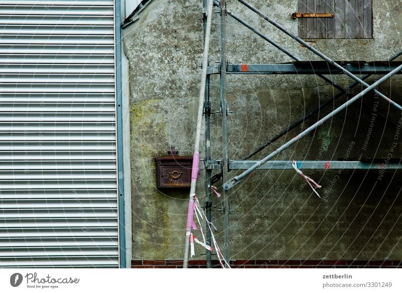 Baustelle Dorf Fischerdorf Mecklenburg-Vorpommern Haus Gerüst Baugerüst Rollo Jalousie Ladengeschäft Schaufenster geschlossen ruhig ruhetag Putz rau Briefkasten